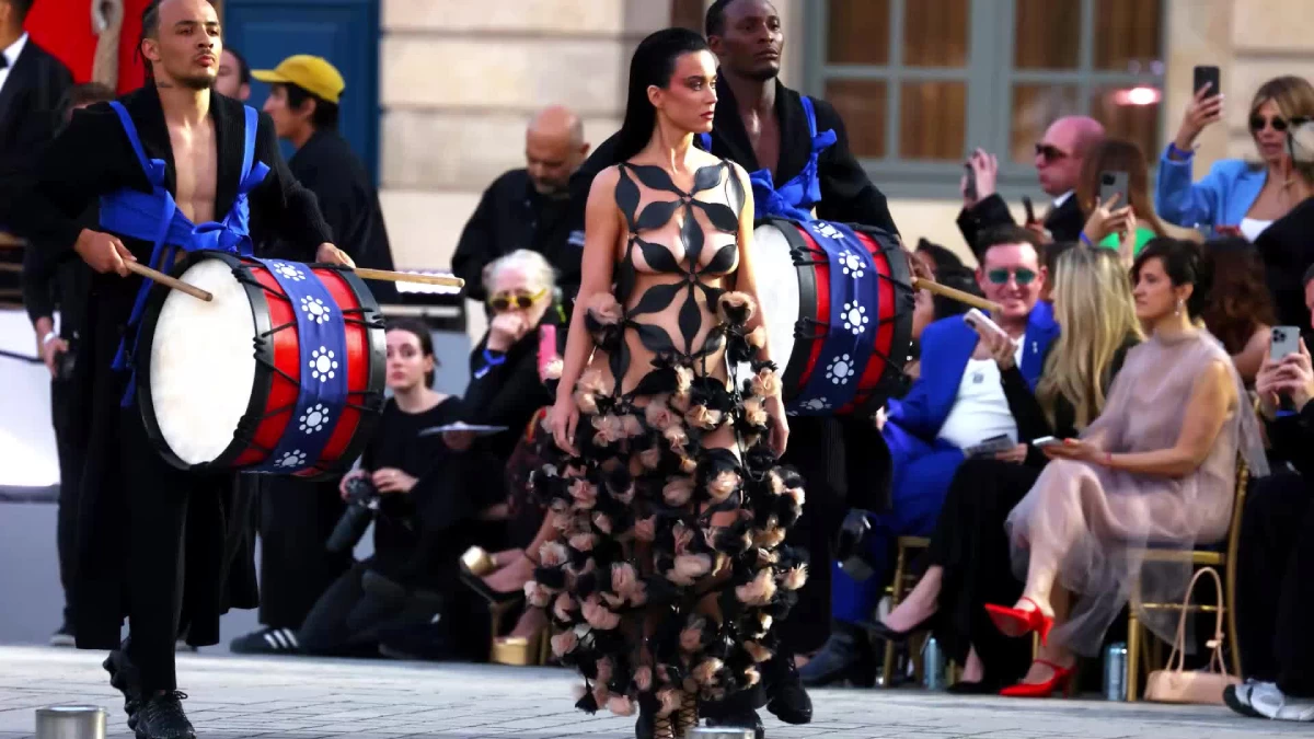 Katy Perry deslumbra con vestido geométrico en “Vogue World: Paris”