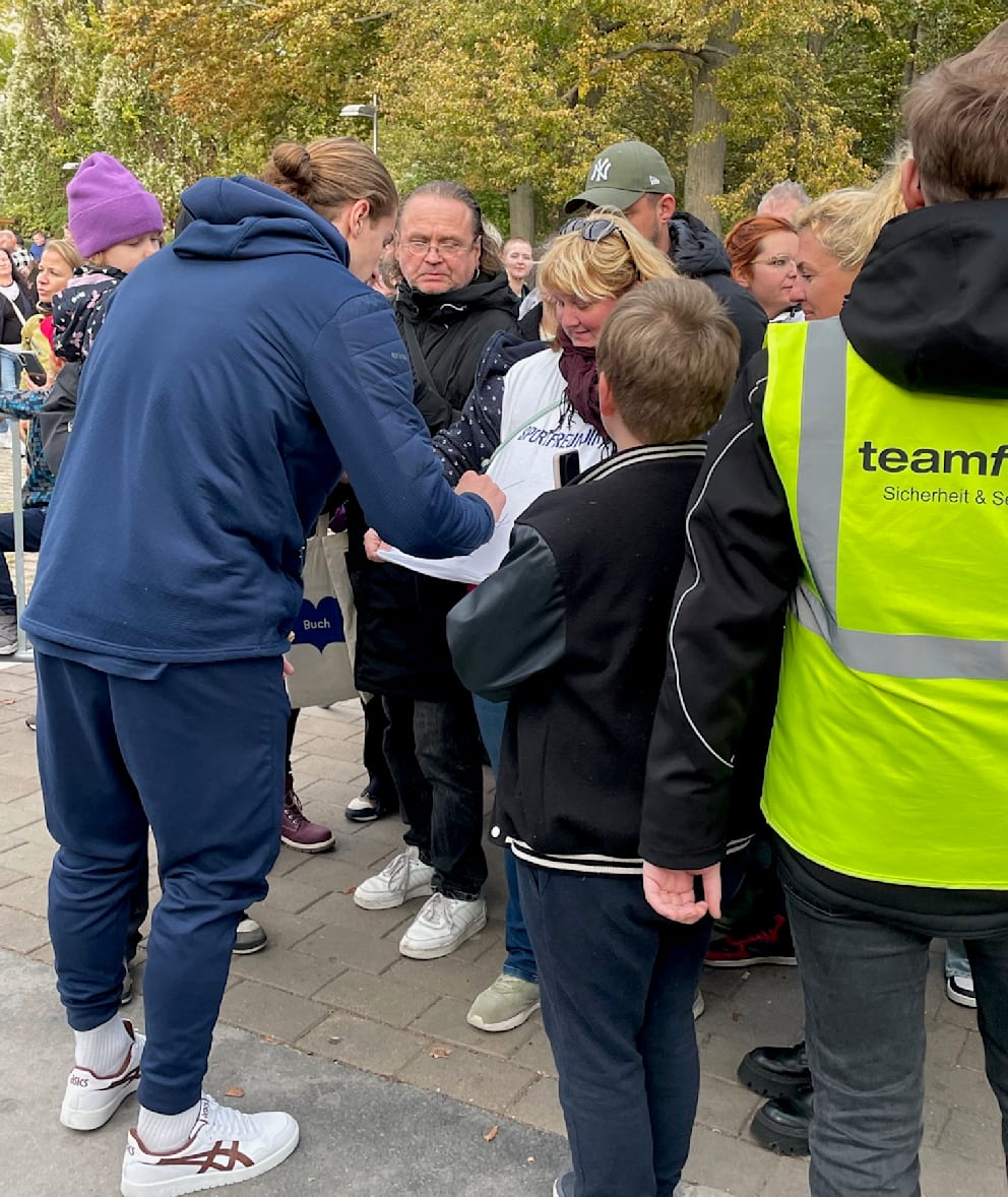 Fan-Ansturm in Berlin, Juri Knorr schrieb mit der gesunden rechten Hand viele Autogramme