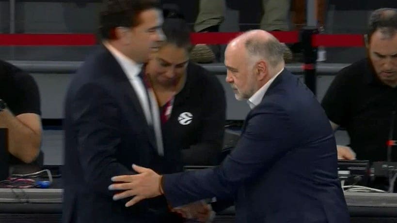 Schneller Händedruck zwischen Israel Gonzalez (l.) und Pablo Laso nach dem Spiel