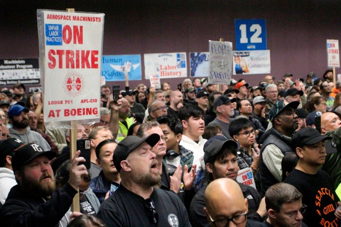 Los trabajadores de la fábrica de Boeing celebran una gran manifestación en Seattle