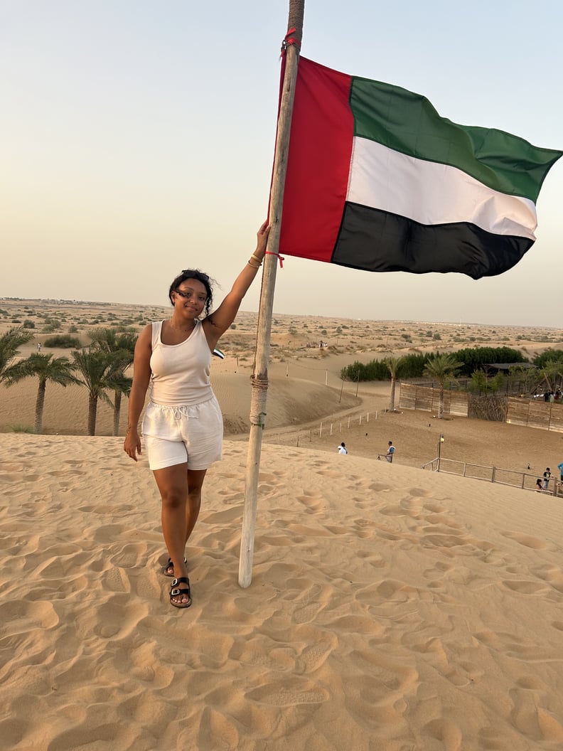 Lauren Gordon y la bandera de los Emiratos Árabes Unidos