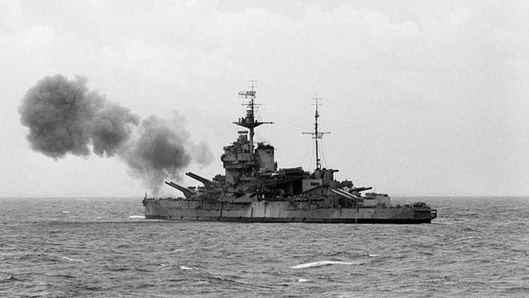 El HMS Warspite abre fuego (foto: archivo) 