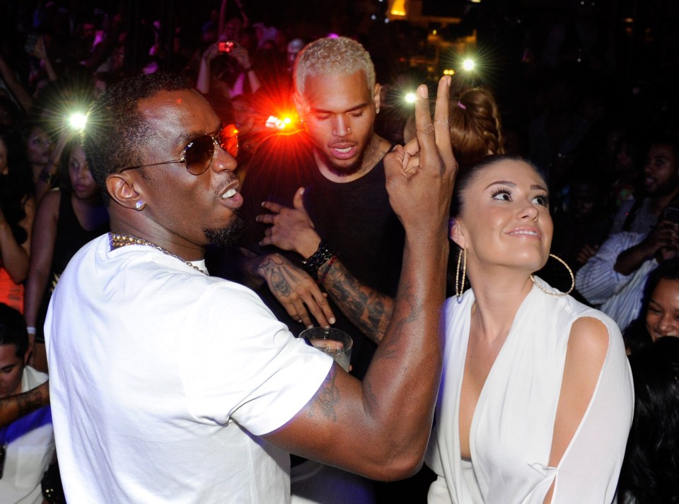 Sean 'Diddy' Combs (L) y Chris Brown (C) asisten a 'La fiesta más sexy de la ciudad' en Chateau Nightclub & Gardens en Paris Las Vegas el 1 de septiembre de 2012