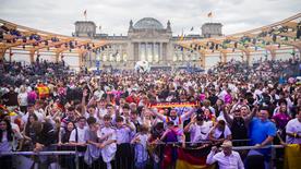 Una gran multitud de personas con banderas en el visionado público en Berlín del partido entre Alemania y España de la Eurocopa de 2024.