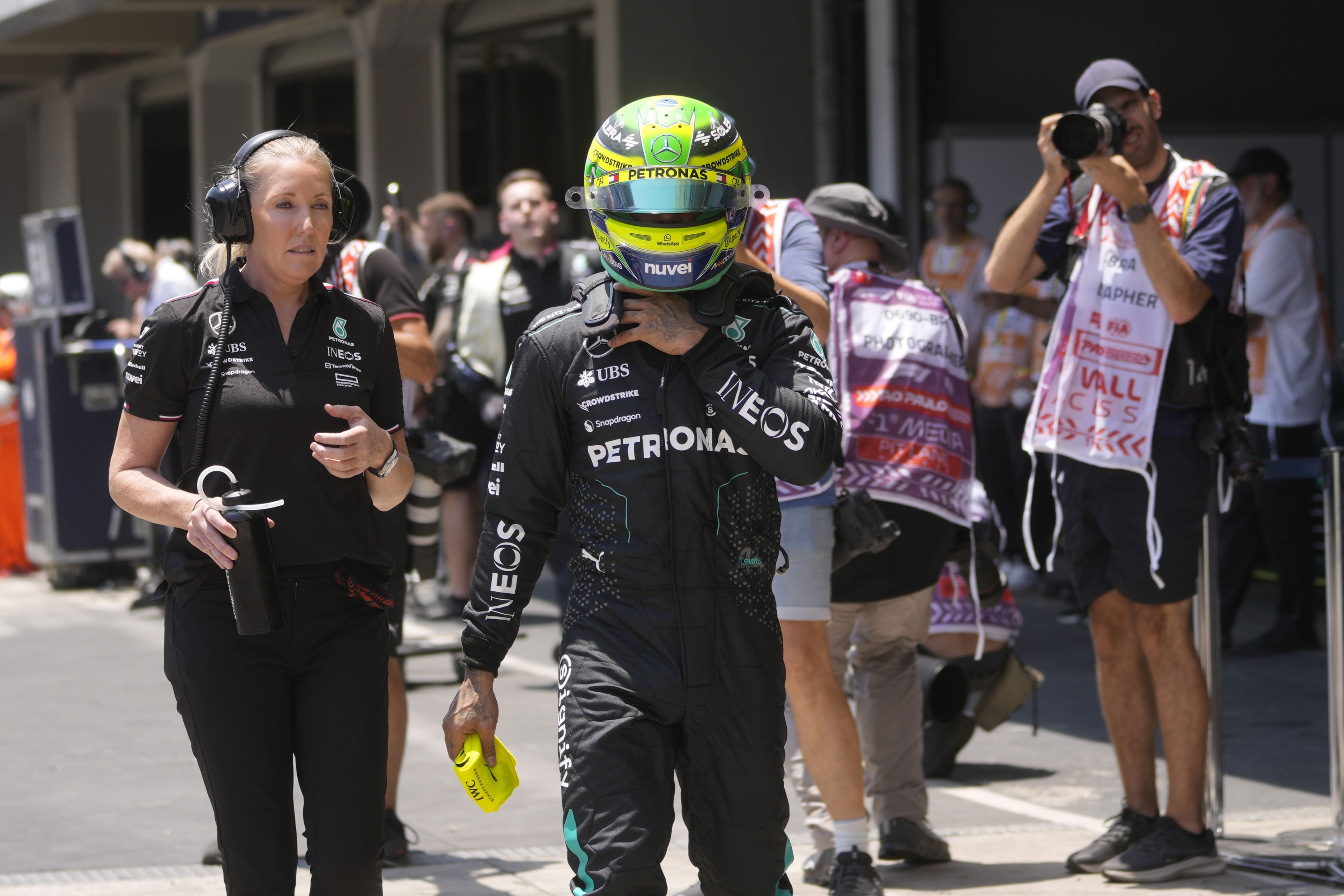 El piloto de Mercedes Lewis Hamilton, de Gran Bretaña, camina por boxes durante la primera práctica libre antes del Gran Premio de Brasil de Fórmula Uno, en el circuito de Interlagos en Sao Paulo, Brasil, el viernes 1 de noviembre de 2024. (Foto AP/Andre Penner)