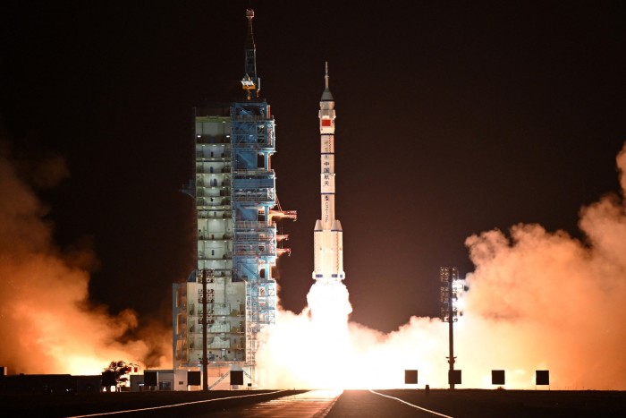 Un largo cohete portador March-2F que transporta la nave espacial Shenzhou-19 y una tripulación de tres astronautas despega del Centro de Lanzamiento de Satélites de Jiuquan, en el desierto de Gobi, al noroeste de China.