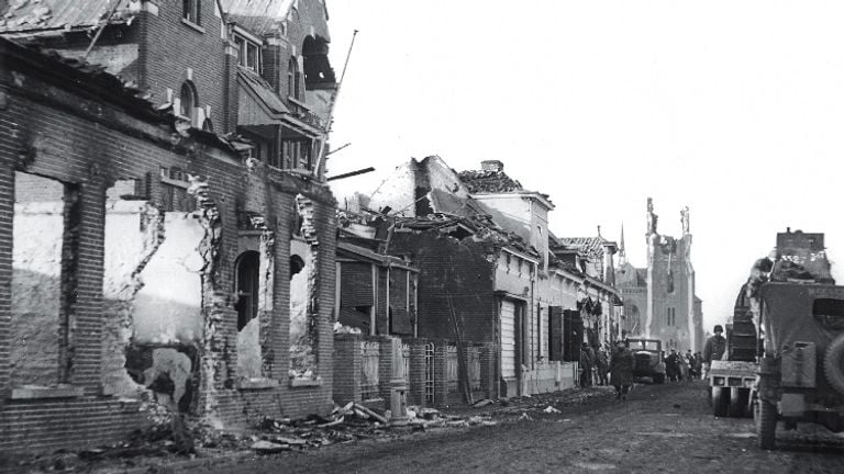 Casas e iglesia destruidas en Standdaarbuiten, noviembre de 1944 (foto: archivo)