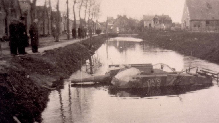 La artillería móvil alemana cayó al agua en Welberg, noviembre de 1944 (foto: archivo)