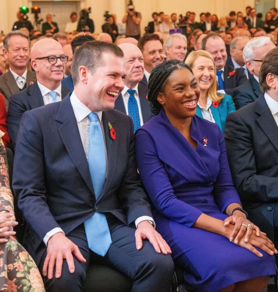 Kemi Badenoch con Robert Jenrick después de ser elegida nueva líder del Partido Conservador