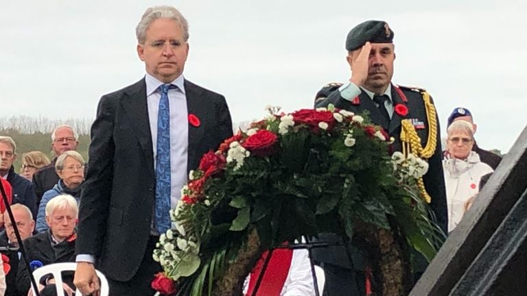 El embajador Hugh Adsett de Canadá y un soldado de Canadá Los soldados algonquinos tocan sus campanas (foto: Willem-Jan Joachems).