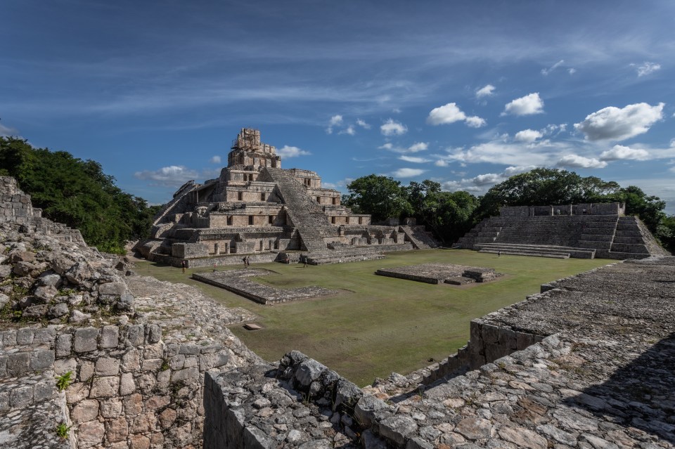 Los mayas construyeron pirámides y juegos de pelota donde practicaban deporte.