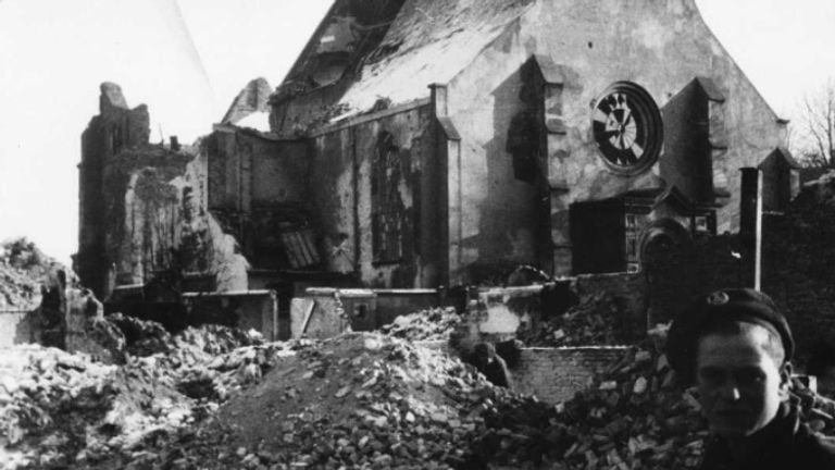 La iglesia reformada de Zevenbergen sufrió graves daños en 1944 (foto: archivo)