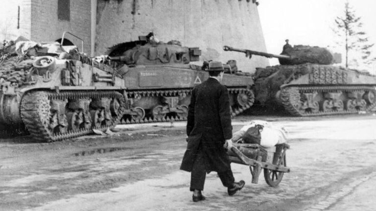 Tanques polacos contra el molino en Terheijden, noviembre de 1944 (foto: archivo)