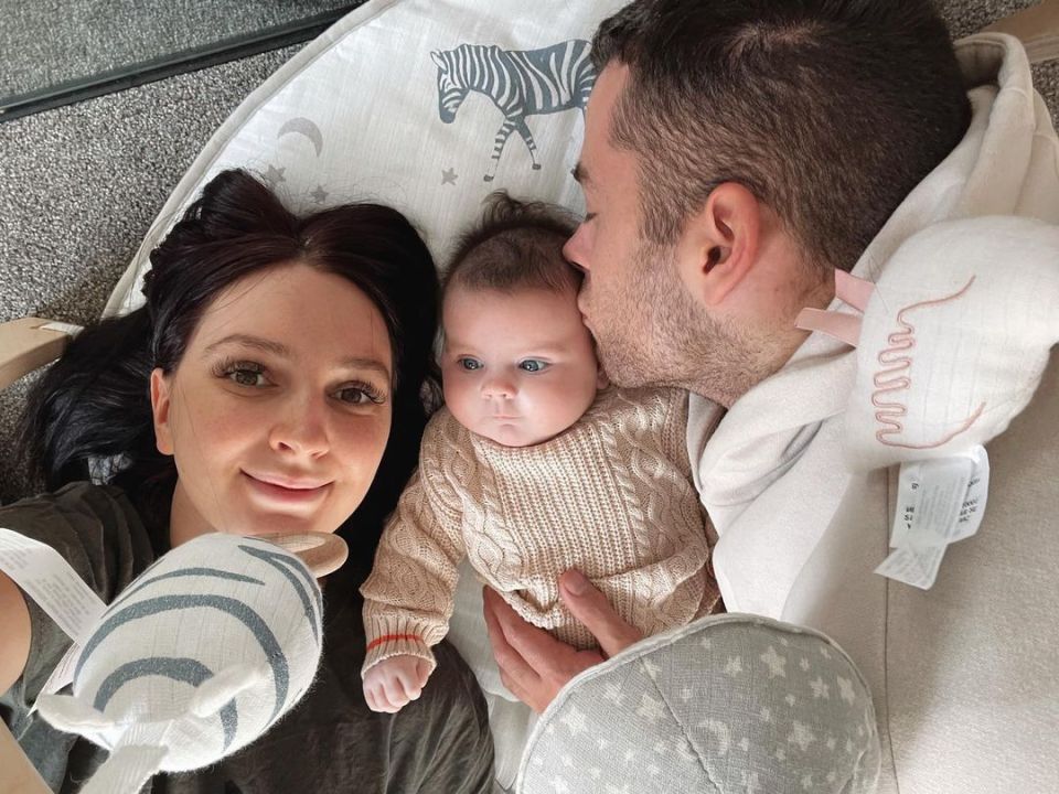 Chloe y Jack le dieron la bienvenida a su primera hija, Mila, el 23 de julio de 2022, tras comenzar su relación en 2021.