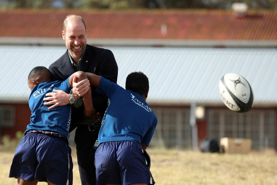 El Príncipe William comienza un viaje a Sudáfrica jugando al rugby con niños