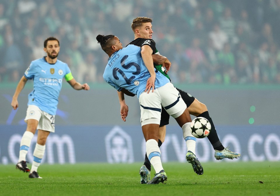 La fuente en la parte posterior de las camisetas del Manchester City es la letra de Gallagher.