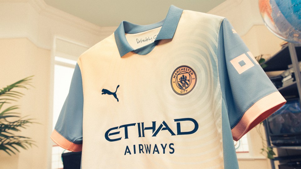 Gallagher también ayudó a diseñar un uniforme temático de Oasis para Man City esta temporada