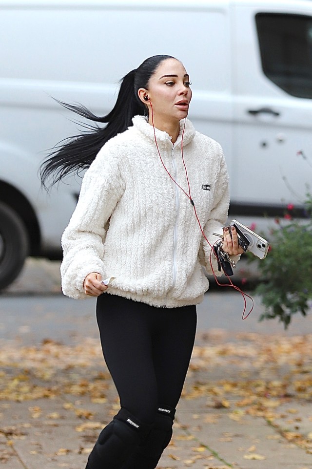 Tulisa entró en el salón de uñas después de correr.