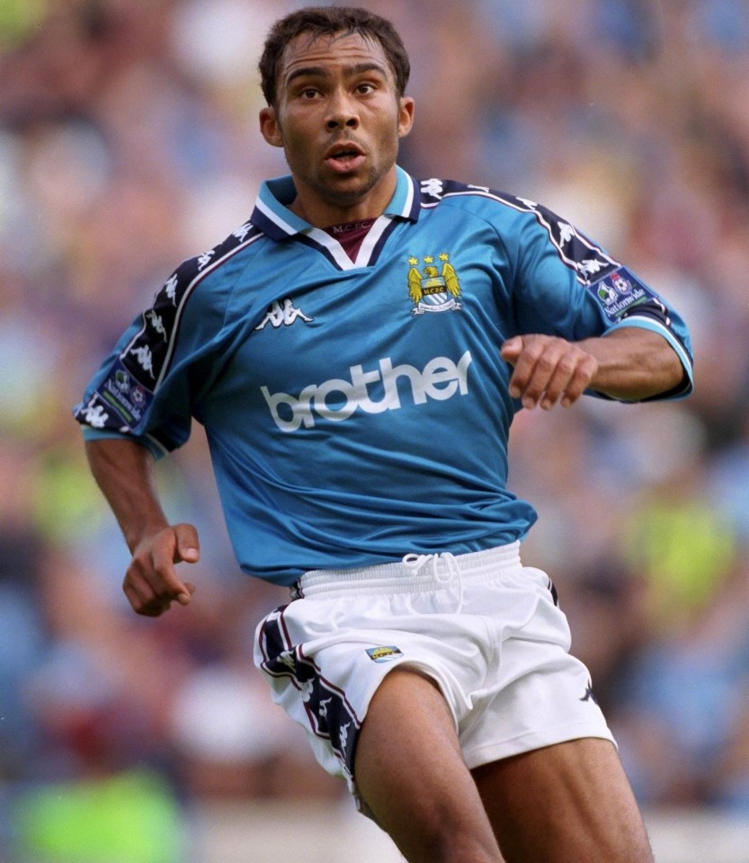 Whitley dejó Man City por Wrexham en 2001