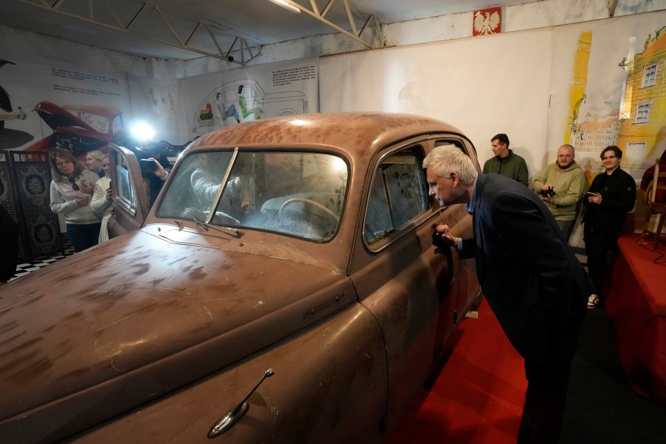 El coche sirve más que como un simple coleccionista para los apasionados del motor, sino que también ofrece un pedazo de la historia polaca.