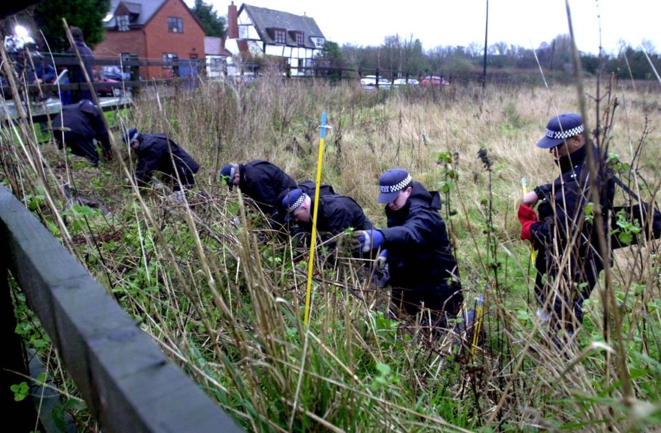 Policías realizando una búsqueda en el año 2000 en Worcestershire