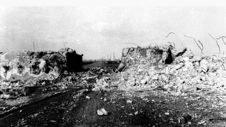 Uno de los muros de hormigón de Moerdijk tras su destrucción (foto: archivo)