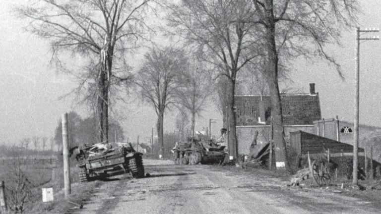 'Stugs' destruidos en Steenweg cerca de Moerdijk (foto: archivo)