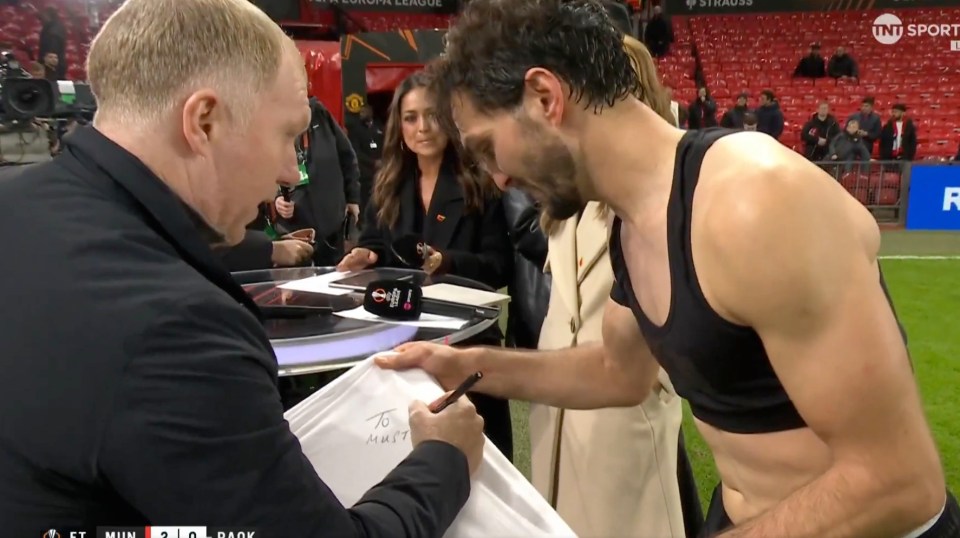 El as del PAOK, Magomed Ozdoev, le pidió al gran Scholes del Manchester United un autógrafo en su camiseta