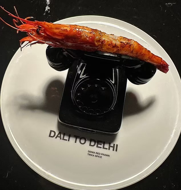 Uno de los platos más inusuales fue una gamba roja de Denia servida en un teléfono, un juego de palabras con el objeto 'Lobster Telephone' creado por Salvador Dalí.