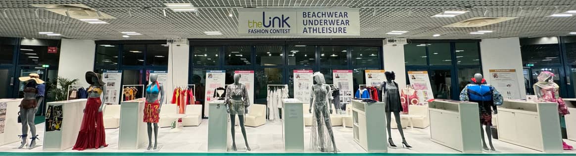 Diseños de los finalistas en el certamen The Link, en su stand durante Mare di Moda.