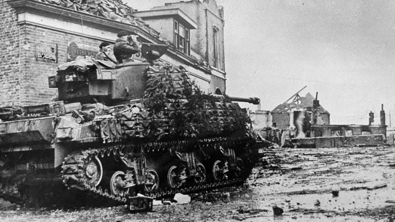 Tanque polaco entre casas en Moerdijk, noviembre de 1944 (foto: archivo) 