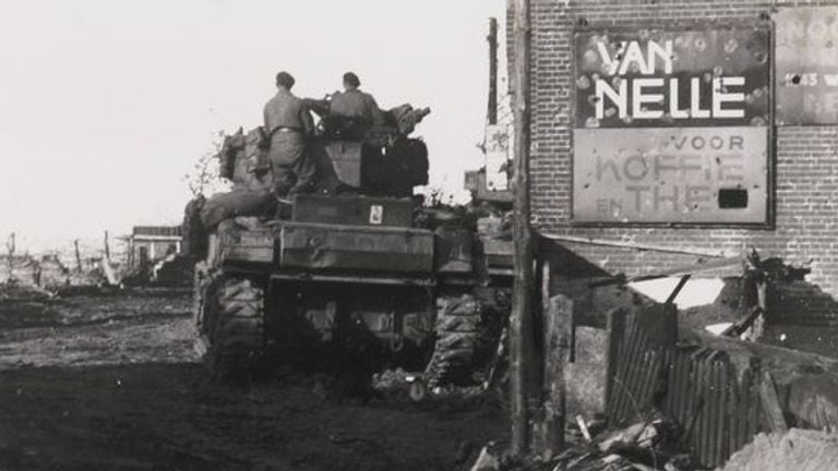 Un tanque polaco entra en Moerdijk (foto: Museo General Maczek/Memorial Maczek)