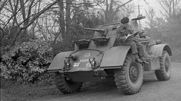 Soldado se cuelga del vehículo Staghound (foto: archivo)