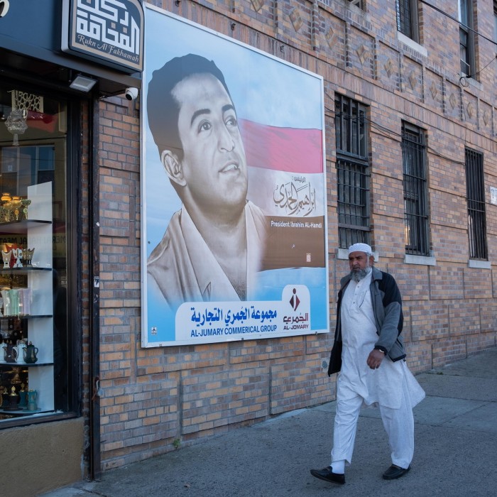 Un cartel de Ibrahim al-Hamdi, el tercer presidente de Yemen, en una calle que lleva su nombre en Little Yemen en el Bronx, Nueva York.