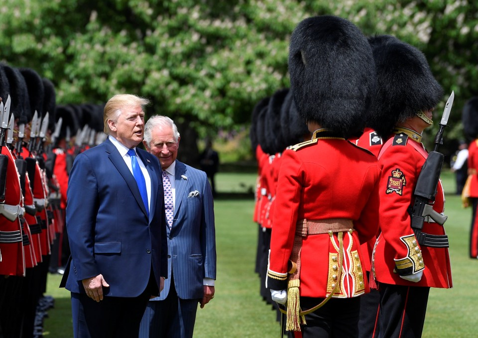 Trump y el Príncipe de Gales inspeccionando a la Guardia de Honor durante una ceremonia de bienvenida en el Palacio de Buckingham en 2019