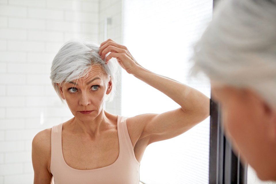 Los fanáticos de la belleza han sugerido una técnica de secado con secador para ayudar a espesar el cabello.