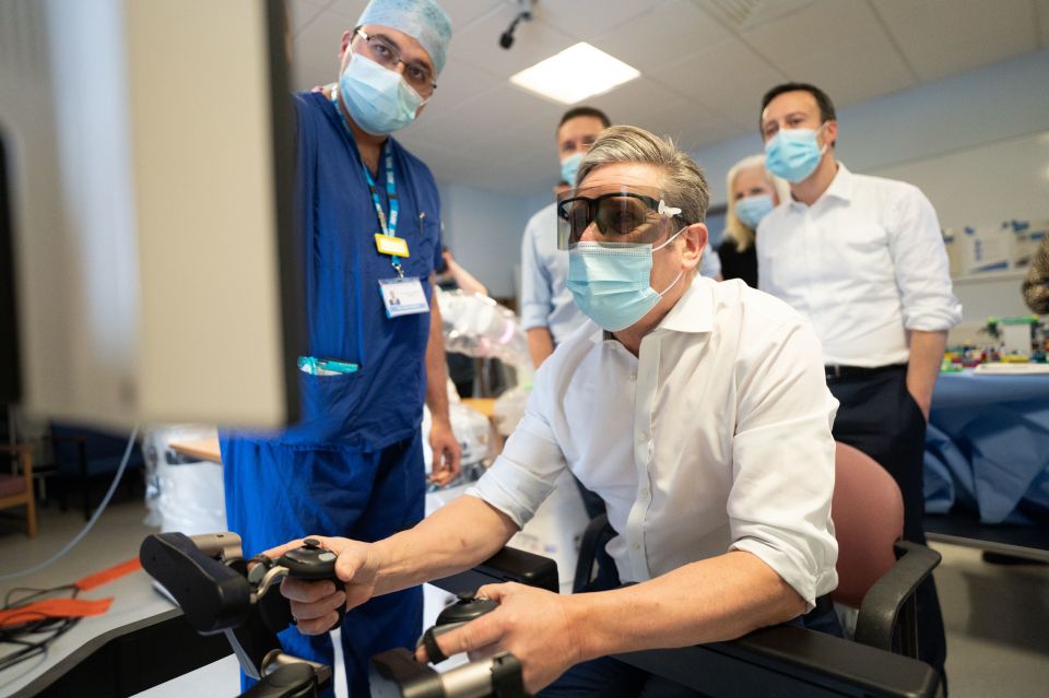 El líder del Partido Laborista, Sir Keir Starmer, en una visita a un hospital.