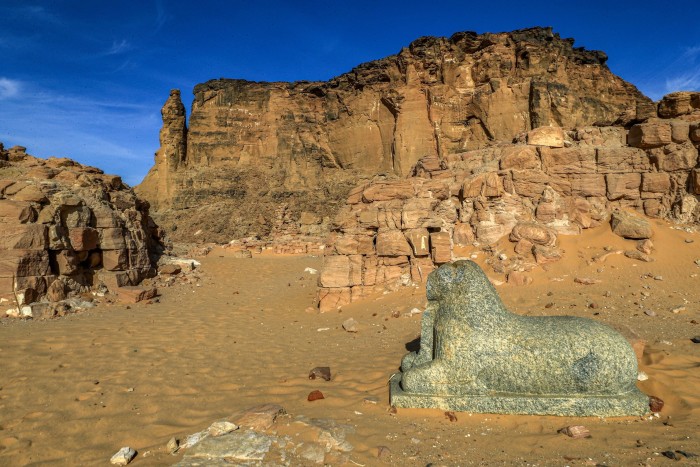 La piedra más clara de la esfinge contrasta con el color rojo/naranja de las rocas circundantes.