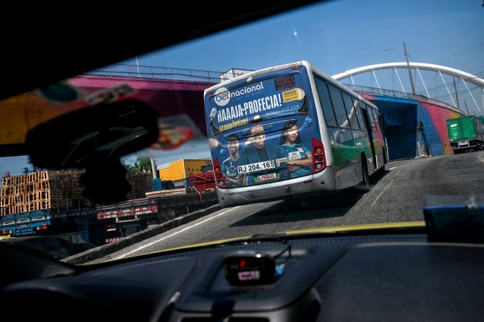 Se ve un anuncio de una empresa de apuestas deportivas en línea en la parte trasera de un autobús en Río de Janeiro, Brasil, en septiembre.