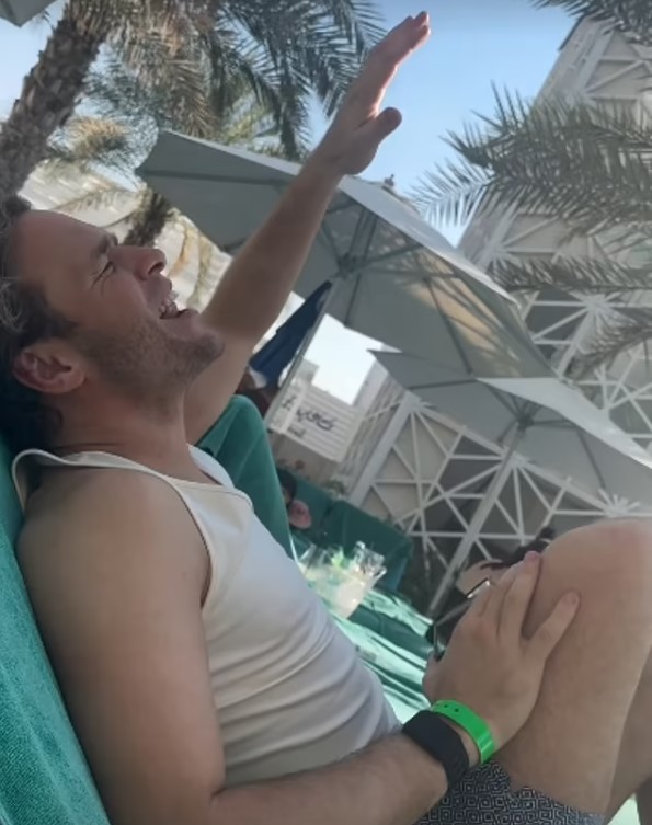 Mark compartió videos divertidos junto a la piscina durante su viaje a Mallorca.