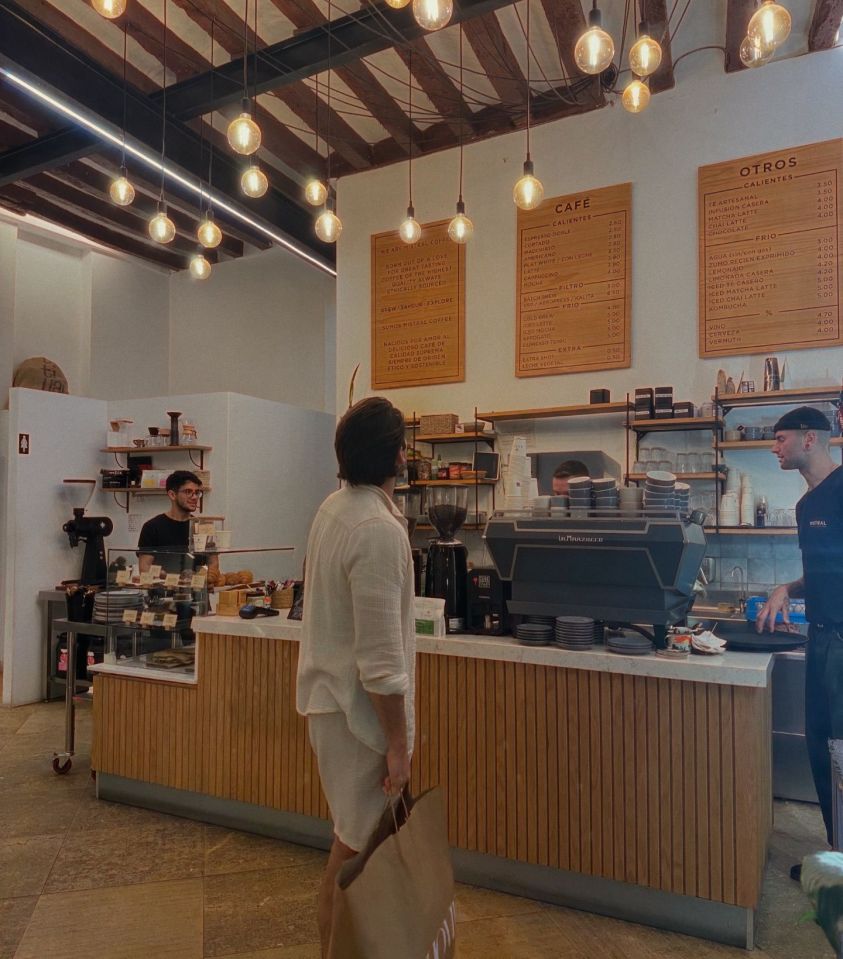 Michelle fotografió a su marido probando los cafés españoles locales.