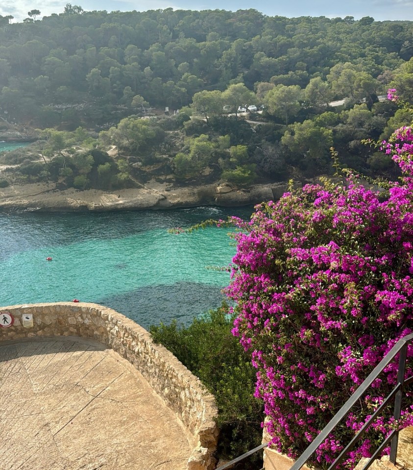 Michelle capturó la belleza escénica de Mallorca, presentando instantáneas de la costa y exuberantes espacios verdes.