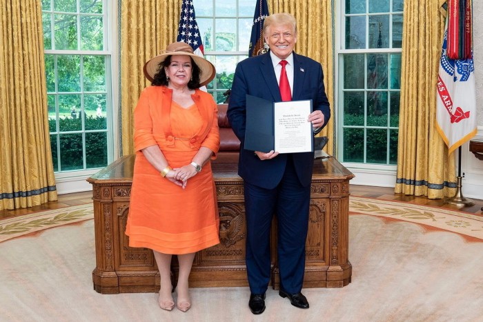 Karen Pierce con Donald Trump después de ser nombrada embajadora del Reino Unido en Washington en 2020