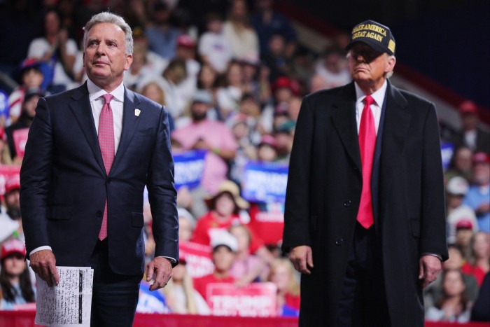 El empresario Steve Witkoff sube al escenario con Donald Trump durante un mitin de campaña en Macon, Georgia, el 3 de noviembre de 2024.