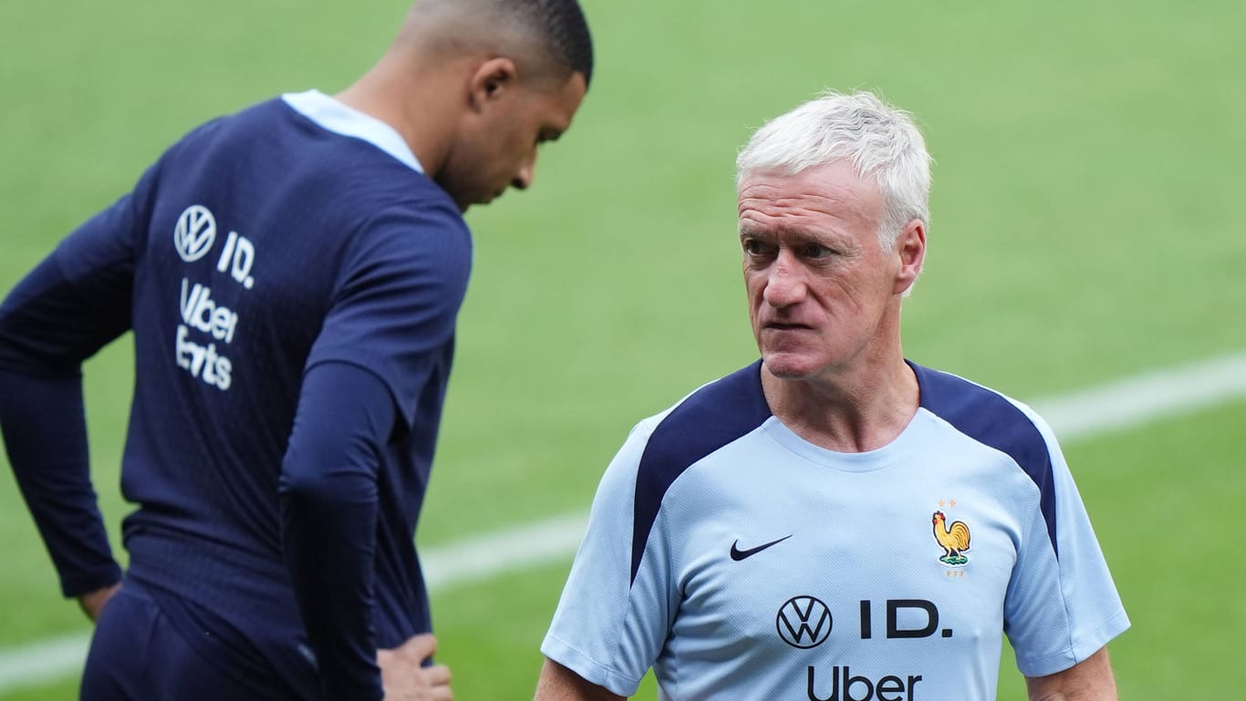 Kylian Mbappé (izq.) y Didier Deschamps no trabajan juntos desde septiembre.