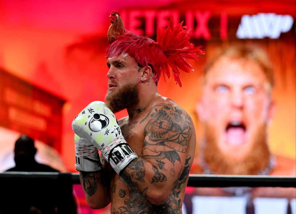 Jake Paul usa una gorra de gallo roja antes de su pelea con Tyson