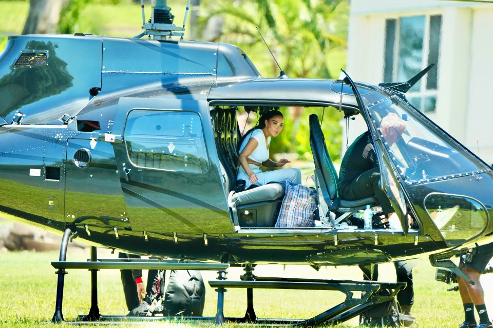 La cantante de N-Dubz Tulisa fue vista saltando a bordo del helicóptero.