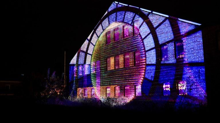 Proyecciones en la fachada de GLOW en Helmond (Foto: Anouk Lambregts)