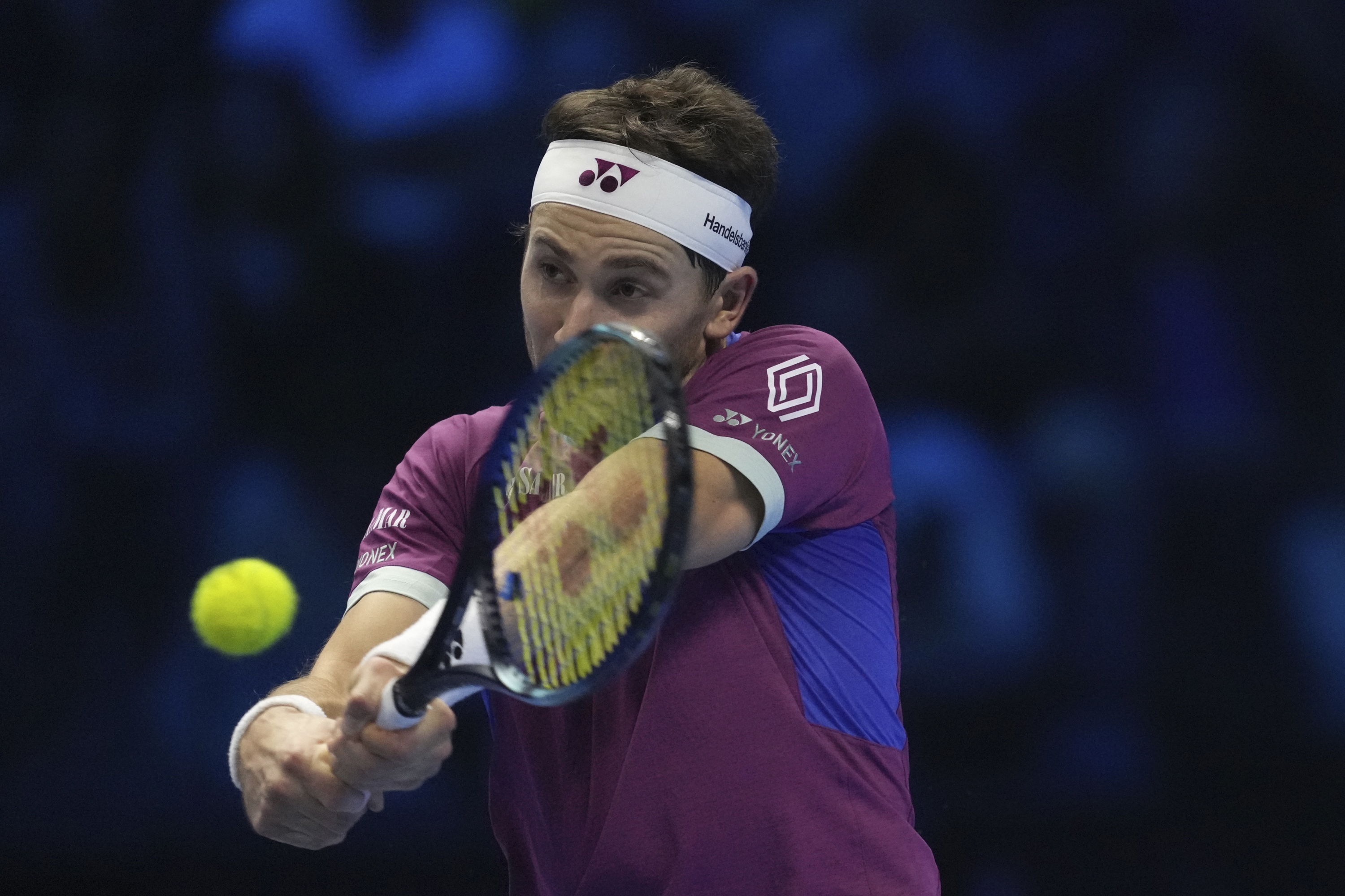 El noruego Casper Ruud devuelve el balón al alemán Alexander Zverev durante su partido de tenis individual de las Finales ATP World Tour en el Inalpi Arena, en Turín, Italia, el miércoles 13 de noviembre de 2024. (Foto AP/Antonio Calanni)