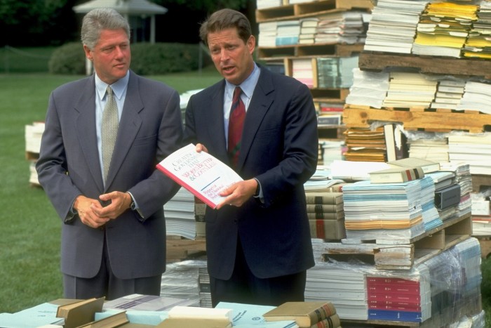 El entonces presidente Bill Clinton y el vicepresidente Al Gore con su revisión de la Asociación Nacional para la Reinvención del Gobierno en 1993.